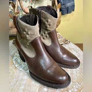 EUC Born “Capri” Leather and Suede Cowgirl Ankle Bootie Size 6.5/37